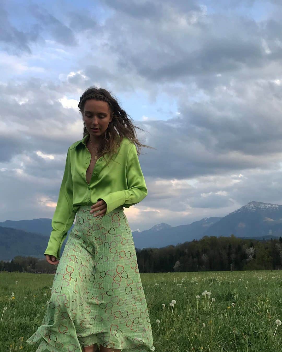 ベア・ハンソンのインスタグラム：「relaxing green place」