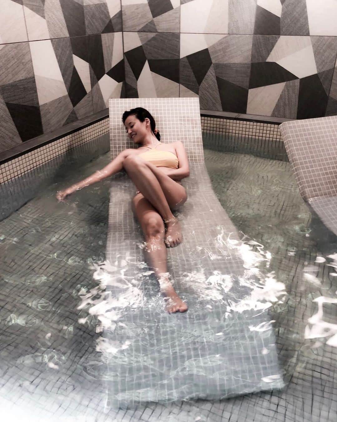 紺谷みえこのインスタグラム：「昔の写真を。 good night! ・ #ホテルインディゴ箱根強羅  #コロナに負けるな　#箱根　#モデル　#水着　#indigohotel  #japan #hakone #onsen #photo #model #fashion #ootd #cordinate #swimwear」