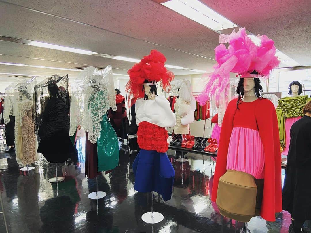 のインスタグラム：「ちょっと前ですが、 COMME des GARÇONS @commedesgarcons  2020 FALL WINTER EXHIBITION  @msmssk  @yoshico_kishimoto  に、ご一緒させて頂きました。 👱🏽‍♂️✨✨✨👗 #tokyo #japan #fashion #mode #exhibition #ファッション #コムデギャルソン #commedesgarcons #東京 #love #friends」