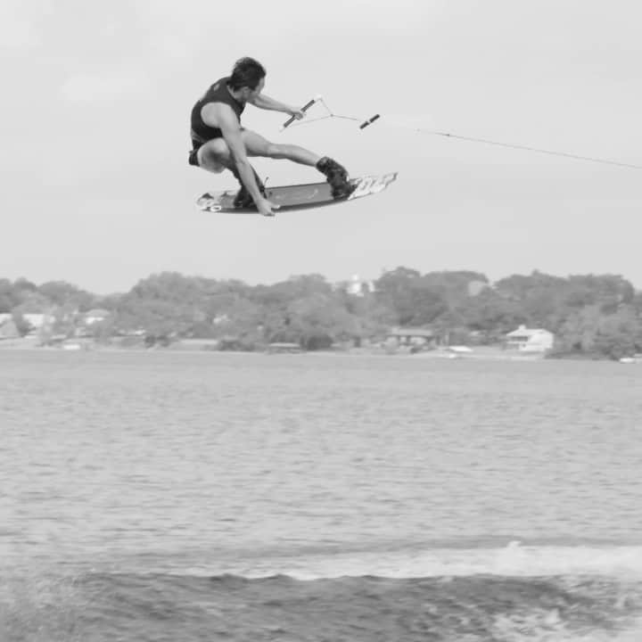 手塚翔太のインスタグラム：「@supra_boats BBQ vid is up on @alliancewake 🥊✔️ Link in my story👆🏻 📹: @colevanthof」