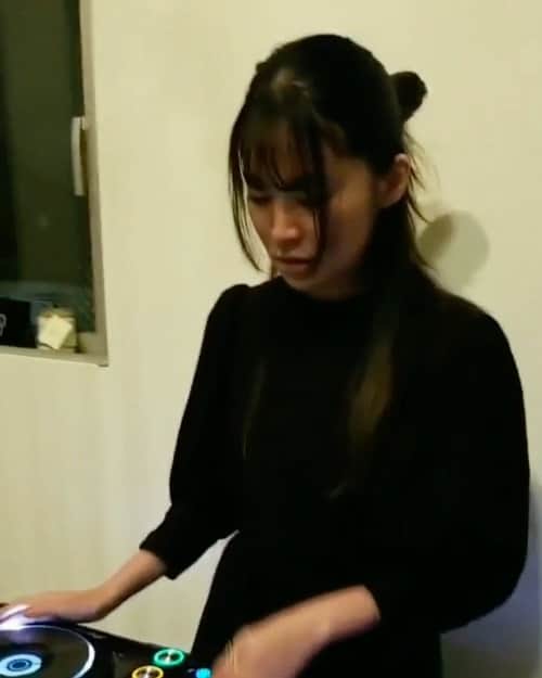 DJ mariennuのインスタグラム：「面白い配信スタイルを考える😗💿 #stayhome  #dj #homedj」