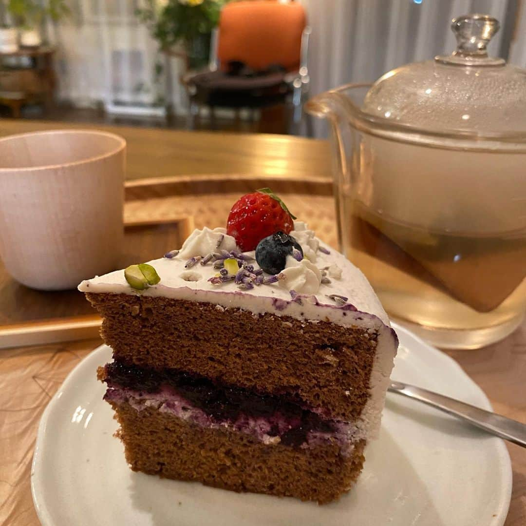 MICHIRUさんのインスタグラム写真 - (MICHIRUInstagram)「guilt-free sweets 🍓🍰 罪悪感のないケーキだからホールで！ .﻿ グルテンフリー米粉で作ったカカオスポンジのベリーケーキ。﻿ 美味しすぎる！グルテンフリーでここまでフワフワにつくれるレシピが欲しい〜❗️﻿ ﻿ ちょっと遅い時間だけど今夜はちょっと食べちゃお〜。﻿ ビーガンでこの美味しさは危険。 中には手作りの有機ブルーベリージャムとビーガンクリームの甘さ控えめ爽やかな味。﻿ . さすが @skyhighjuice (^^) ﻿ #米粉のケーキ　#グルテンフリー  #白砂糖小麦粉不使用　#罪悪感のないケーキ」4月14日 22時40分 - barbiemichiru