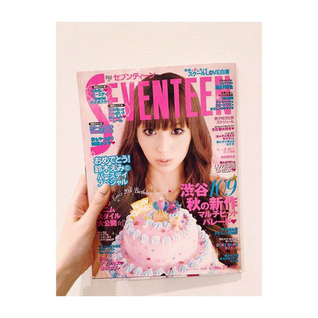 鈴木えみさんのインスタグラム写真 - (鈴木えみInstagram)「20歳を祝っていただいた号のSEVENTEEN発見😂💘ドラマ入ってたときを除いて、もうパッツン前髪歴15年...！このままおばあちゃんになるまで貫くのもアリだな。 #シールおもろすぎ」4月14日 22時51分 - emisuzuki_official