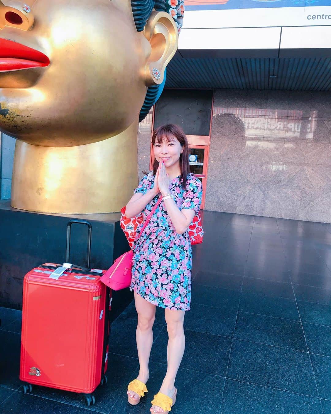 DJ MIYAさんのインスタグラム写真 - (DJ MIYAInstagram)「こんばんはぁぁ❤️Bangkok旅行記・March.2020 trip.の続きでーきゅ💗(o^^o)  先月、行ったきたタイ・バンコク旅の写真でーす❤️ .  バンコクの街の人が撮ってくれた写真特集💗 . 1枚目は、ISETAN  Bangkok支店前にあった大きなお顔のobjectと♥️（╹◡╹）💗 .  写真、ありがとうございまーす❤️💗💗 コップンカーップ！！！！(o^^o)💗 . . .  #バンコク　#タイ  #タイ女子旅　#タビジョ　#Bangkoktrip #トラベラー　#バンコク旅 #タイ旅行　#東南アジア旅　#旅インスタグラマー　#ひとり旅女子 #旅ブロガー　#タイ旅行記　#インスタグラマー　#バンコクホテル #旅インフルエンサー #バンコクグルメ　#バンコク旅行　#今日のコーデ　#今日のファッション #バンコク街 #旅好き女子 #タイとわたし  #マイトリップMIYA #ISETAN #伊勢丹 #isetanthailand  #タイ大好き #一人旅女子  #バンコク大好き」4月14日 22時59分 - dj_miya