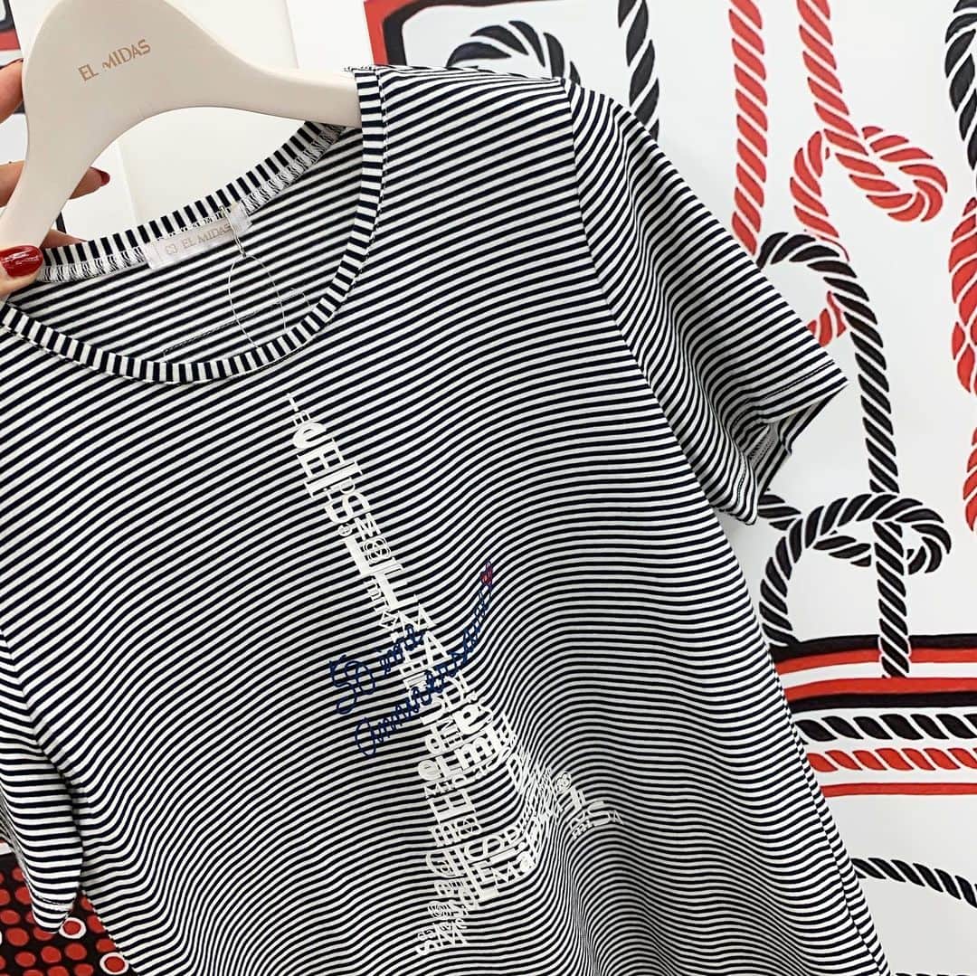 浅井香葉子さんのインスタグラム写真 - (浅井香葉子Instagram)「「パリの街を颯爽と歩く女性のファッションに感銘を受け誕生したブランド「ELMIDA/エルミダ」(@elmidas_official )は﻿ ﻿  2020年より SDGsへの取組もスタート❣️ お洋服に使われる素材は 環境を考えたものづくりをベースに サスティナビリティに配慮した素材を﻿積極的に使っているんですって✨ ﻿ そしてエッフェル塔のデザインが﻿ 可愛いカットソー🇫🇷﻿ ﻿ こちらを購入すると、﻿ 売り上げの一部が﻿ ピンクリボン活動に貢献されるんです﻿💓 ﻿ こうした取り組みの視点も素晴らしい﻿ですよね✨ ﻿ 私たち消費者も﻿ 意識が高まりますね💕﻿ エルミダ は﻿ ストライプデパートメント(@stripedepartment )でオンライン購入できます﻿✨ .  ____________________★_____________________﻿ 「在り方・歩き方・美しい動きの魅せ方」で﻿ あなたの存在そのものを輝きにする﻿ 「Life Shift Walking」﻿ ﻿ 👠レッスンのご依頼 優先案内のLINE登録はプロフィール欄URLから﻿ (@asaikayoko ) ﻿ ﻿ ﻿ @stripedepartment @elmidas_official #エルミダ #ストデパ #elmidas #50周年スペシャルコレクション #fashion #macotostyling #instafashion 大人スタイル #マリン柄 #お洒落さんと繋がりたい #過去pic #浅井香葉子﻿ #ピンクリボン #sdgs #国際貢献」4月14日 22時59分 - asaikayoko