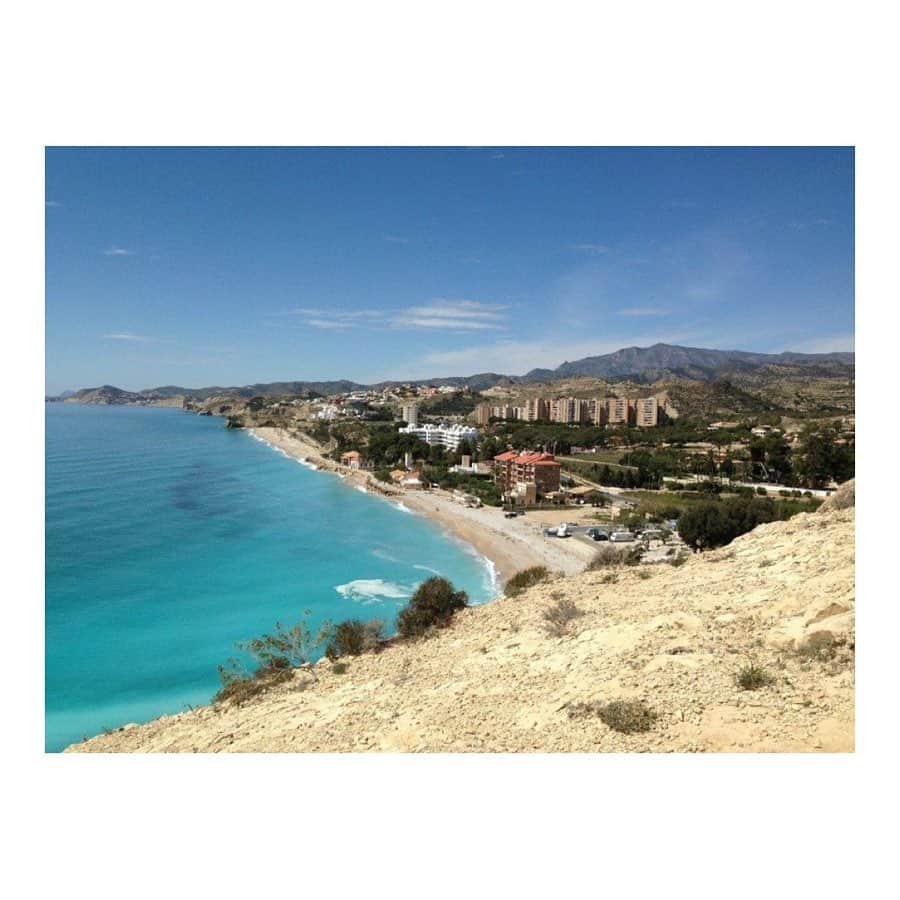 宇田恵菜さんのインスタグラム写真 - (宇田恵菜Instagram)「Back to me memories 1. Spain Alicante 🇪🇸 please check #Ena_trip ☀️☀️ このコロナ、お出掛け出来ないので、今まで行った国の街で素敵だった所を紹介します✈️ 第一回は、スペインアリカンテ✨✨✨ 私の大親友がアリカンテのビヤホヨサ出身ということもあり、毎年春か秋に遊びに行ってました！ スペインでいうと、バレンシアや、イビザ島がまぁまぁ近く、ヨーロピアンの避暑地としても人気のエリア🌟 ビーチサイドのカラフルなお家に、地中海の温暖な気候、お城に山に、パエリアをはじめとした美味しいスペイン料理❣️ またここは、チュロス発祥の地とも言われてて、美味しいチュロスを食べれる😊  アジア人にはかなりマイナーで北ヨーロッパ人がホリデーでたくさんいます☺️のーんびりした街なので、バルセロナの帰りに数日癒しの旅にアリカンテはいかがですか？？😘 #Spain #Alicante #アリカンテ #Villajoyosa #スペイン #4回目 #大親友 #ビヤホヨサ #１年ぶり #beach #bolnou #foreverunique #水着 #シエスタ #Ena_trip #actresslife #女優　#愛媛出身」4月14日 23時00分 - ena2727