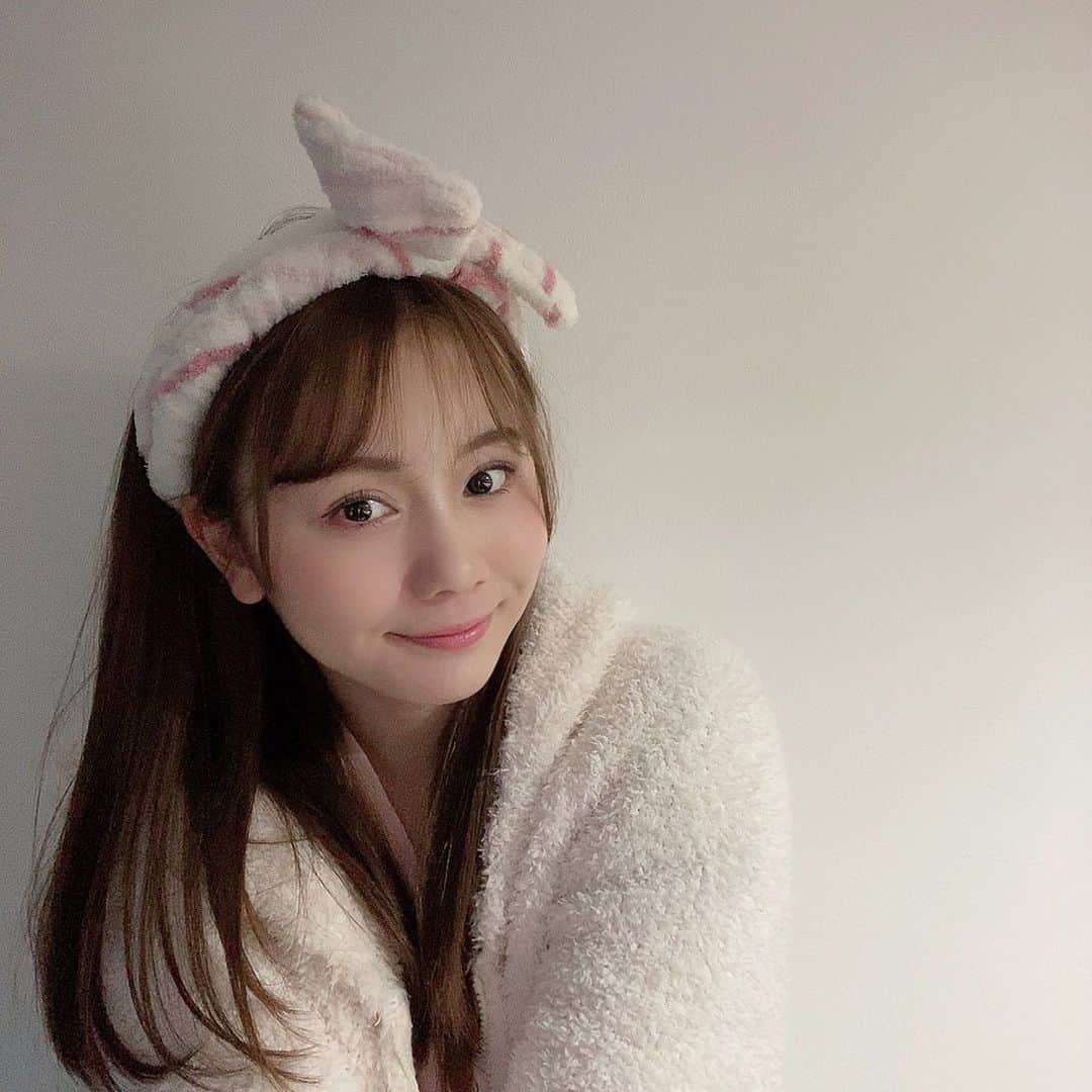 のインスタグラム：「﻿ Stay at home🏠﻿ ﻿ ﻿ I'm wearing cute room wear in picture🎀﻿ but actually..🤭﻿ ﻿ ﻿ ﻿ #おうち時間 #部屋着 #ルームウェア #ジェラピケ #パジャマ #stayhome #stayathome #roomwear #pajamas #jelatopique #instafashion」