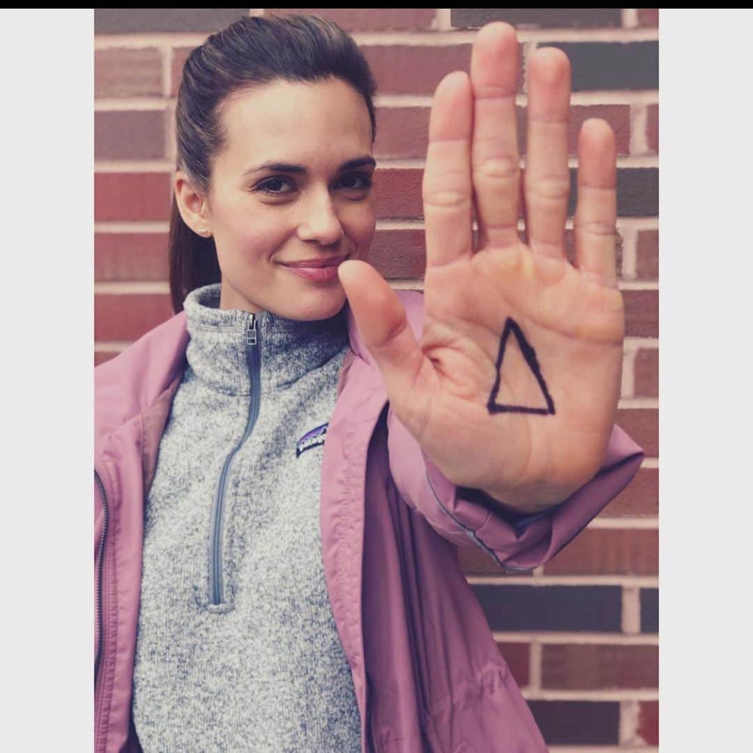トーレイ・デヴィートのインスタグラム：「This megaphone on my hand is a symbol of my commitment to stand up against sexual assault, to listen to and believe survivors, and to encourage you to do the same. I’ve teamed up with @RAINN to encourage college students to get involved with #RAINNDay, their annual awareness day for college students, because I believe together we can all make a difference. Visit rainn.org/rainnday (link in bio) to learn how by participating today, you can win a personal video chat with me! #LetsGetLoud」