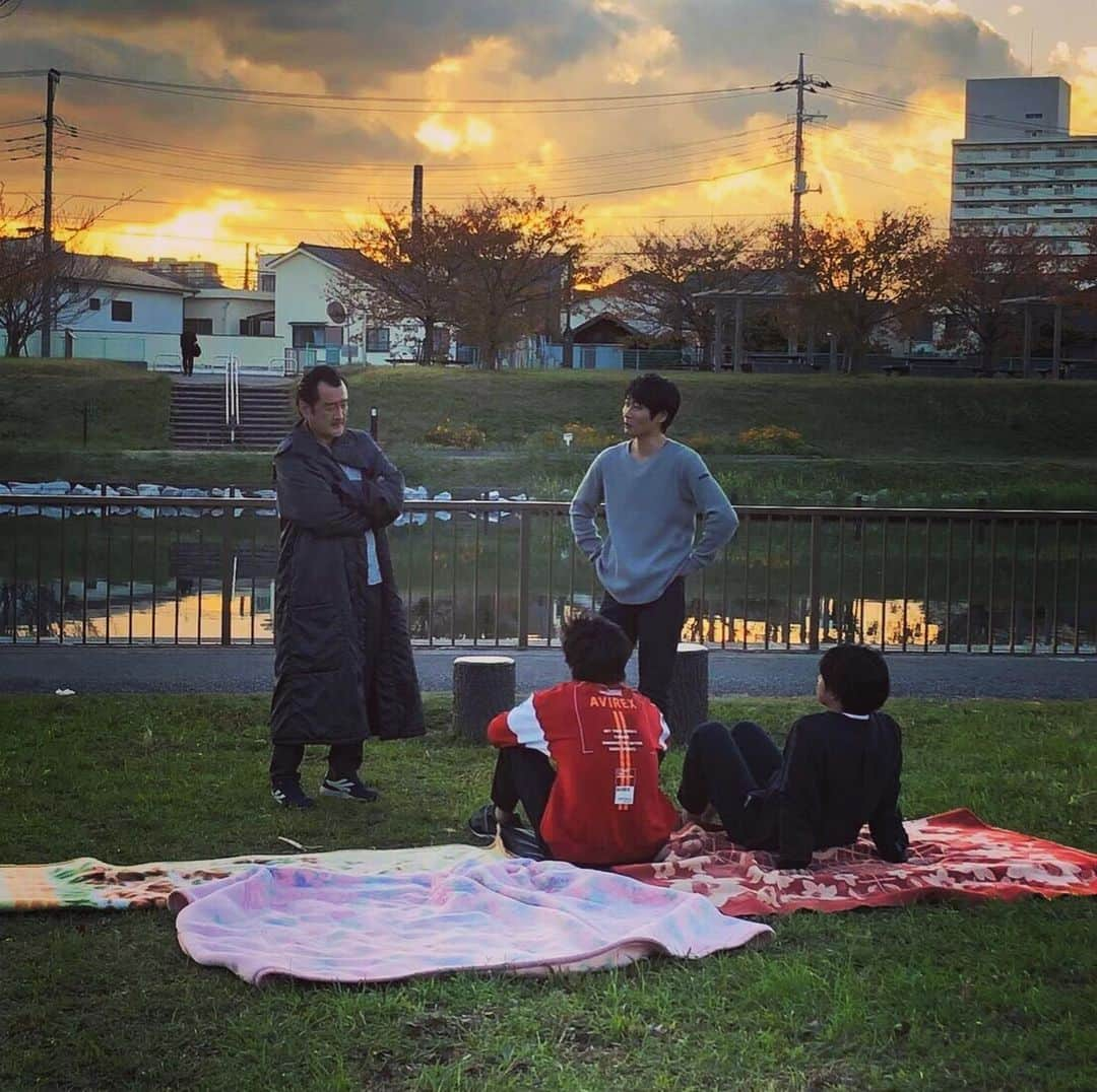 テレビ朝日「おっさんずラブ」さんのインスタグラム写真 - (テレビ朝日「おっさんずラブ」Instagram)「‪✈️#おっさんずラブ -in the sky-✈️‬﻿ ‪⠀⠀Blu-ray＆DVDがついに‬﻿ ‪🌈🌈発売まであと１日🌈🌈‬﻿ ﻿ ‪㊙️蔵出しオフショット‬﻿ ‪🙌最後の大放出祭り🙌‬﻿ ﻿ ‪ポスター撮影で初対面の４人💦‬﻿ ‪→最終話の黒澤杯相撲大会の４人🏆‬﻿ ﻿ ‪夕陽が出るのを待っている間、‬﻿ ‪少年のようにおはなし中🍡‬﻿ ‪まさにアオハル🌇‬﻿ ﻿ ‪#4月15日離陸なり🍑‬」4月14日 23時15分 - ossanslove