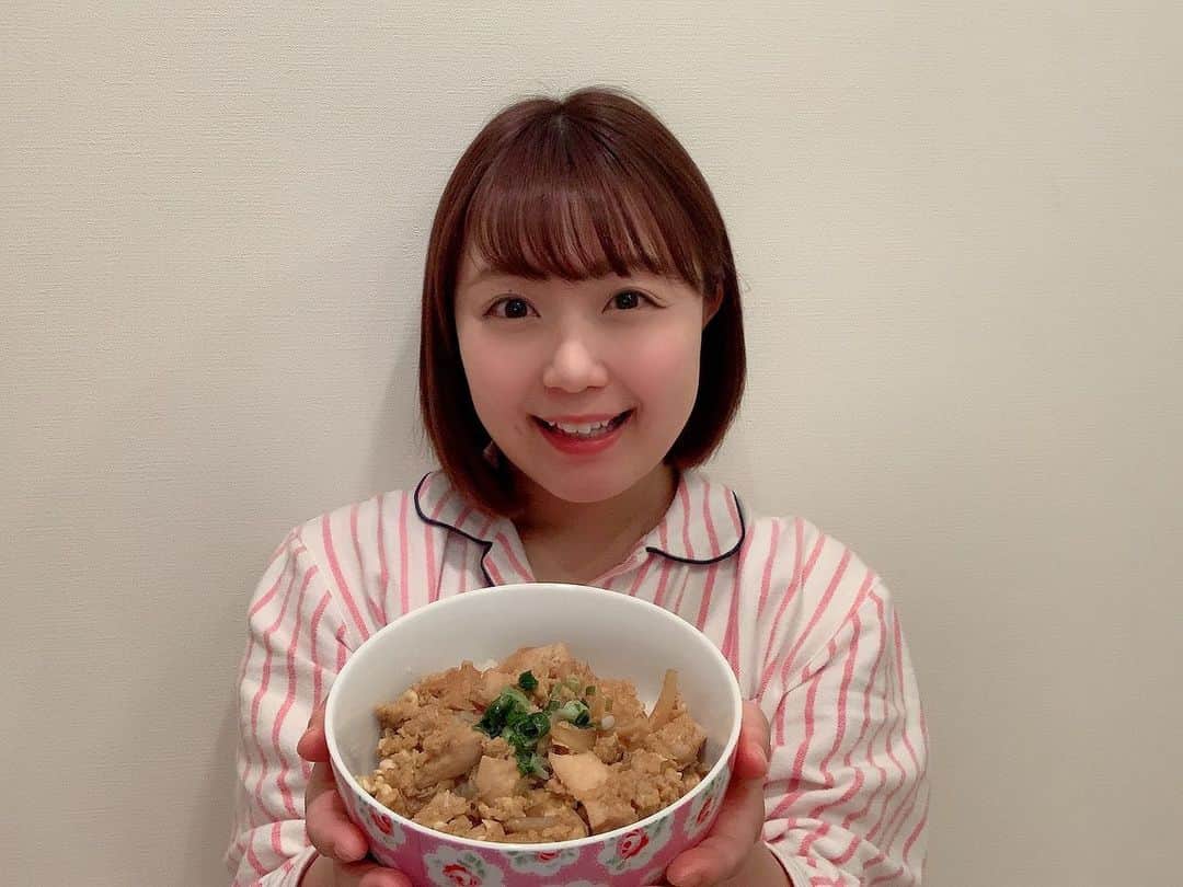 嶋梨夏さんのインスタグラム写真 - (嶋梨夏Instagram)「玉ねぎと鶏肉がちょっとずつ余っていたので親子丼にしました🐣💓もっとトロトロなの作れるようになりたいなぁ🥺要練習だけど味は甘めで自分好みのものになったので美味しくいただきましたっ🥰✨✨✨ #おうち時間 #stayhome #うちなに #おうちごはん #自炊 #親子丼 #パジャマ #pajamas #NARUE #すっぴんメイク #アラサー女子 #丸顔 #ショートボブ #ぷに子 #ぽっちゃり女子 #photooftheday #JAPAN #japanesegirl #avex #avexmanagement #instagood #followme #シマリカご飯 #ricashima #嶋梨夏」4月14日 23時23分 - shimarica_jp