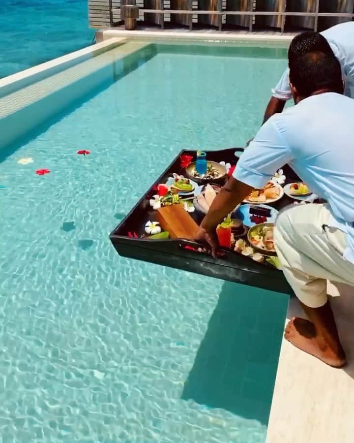 bestvacationsのインスタグラム：「Tag who you’re finally going to visit the Maldives with once this is all over 🌴 By @sennarelax floating breakfast 😍」