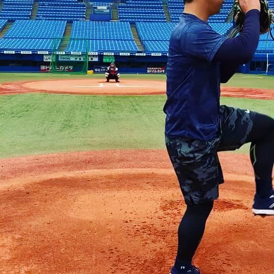 のインスタグラム：「厳しい状況が続いていますが、コロナに負けず必ず乗り越えましょう！ 神宮球場でファンの皆さんの前でまた野球ができることを願っています。 開幕することを信じて、今やれることに全力を尽くしていきます！ We’re all dealing with a difficult situation at the moment but I know we can overcome it! Let’s not lose to the coronavirus!  I’m hoping we can play at Jingu stadium in front of all our fans again.  I believe our season will start and while I’m waiting for this, I’ll do my best preparing for it.  #ヤクルトスワローズ #ライアン小川 #ピッチング #神宮球場」