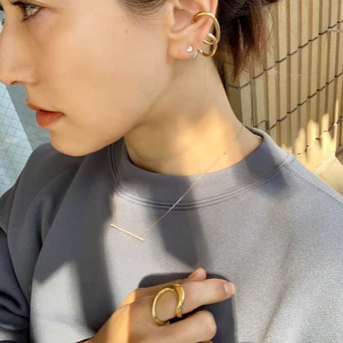 亀恭子のインスタグラム：「最近愛用しているイヤカフ。 @anthem__official . . . 久しぶりにGOLD気分です。 . . 基本家に居るので、 ストレスフリーなスエットやカット率多め…ですが ジュエリーで華を添えると目が醒める。 . . someday's… #fashion #ootd #kkstyle #tokyo #kamescloset #tops #auralee #earcuff #anthemforthesenses #earrings #tiffany #necklace #hirotaka #ring #blanciris #sunnyday #spring #stayhome」