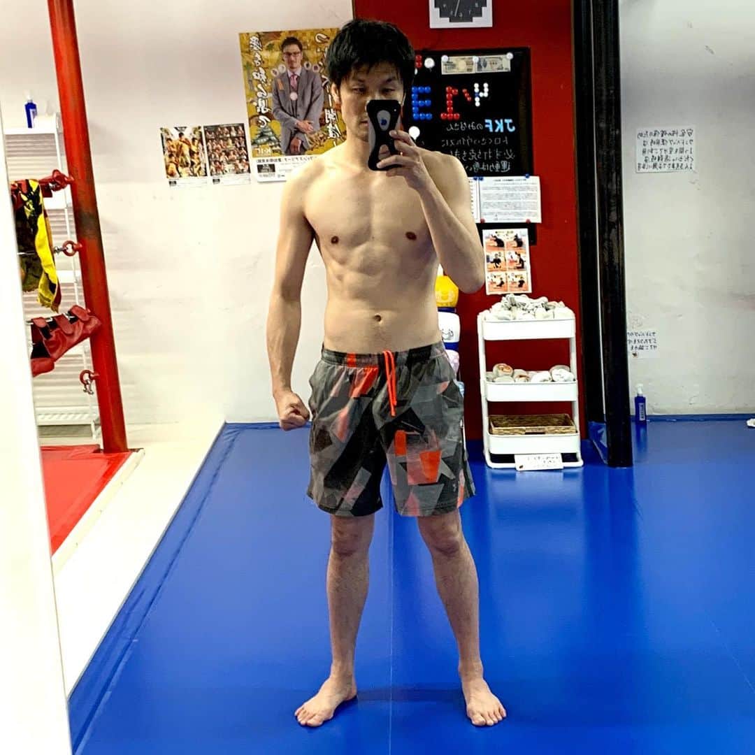 佐藤嘉洋さんのインスタグラム写真 - (佐藤嘉洋Instagram)「週2回のキックボクシングと自重トレーニングのみ！ 食事制限なし！ 自分の身は自分で守ろう！ 健康は自分で作る時代です！  #キックボクシング #フィットネス #運動は尊い #Palmo」4月14日 23時48分 - yoshihirosato1981