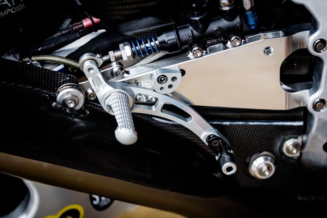 MotoGPさんのインスタグラム写真 - (MotoGPInstagram)「#MotoGPInParts - Rear brake. #MotoGP riders use the rear brake while braking, cornering and accelerating. It allows them to brake harder, corner tighter and accelerate faster 💨  Rear brakes can vary a lot depending on what the rider prefers. Some riders choose to have just the traditional foot-operated brake pictured here, some prefer a thumb-operated system beneath the handlebar or some may even use a scooter style rear brake, something which has become more common. This is largely based upon the feel and confidence a rider has with one system over the other 🔄  To optimise the feel riders have with the foot-operated rear brake they use different strength springs over the pushrod that goes into the master cylinder. Stiffening up that spring gives more resistence to the lever and so a little more feel when applying the rear brake  The cam stop is there to control the amount of free play in the lever and to stop the pushrod popping out of the master cylinder by preventing the lever from returning too far. It is only needed when the pushrod in the master cylinder is not a self retaining one 👍」4月15日 0時01分 - motogp