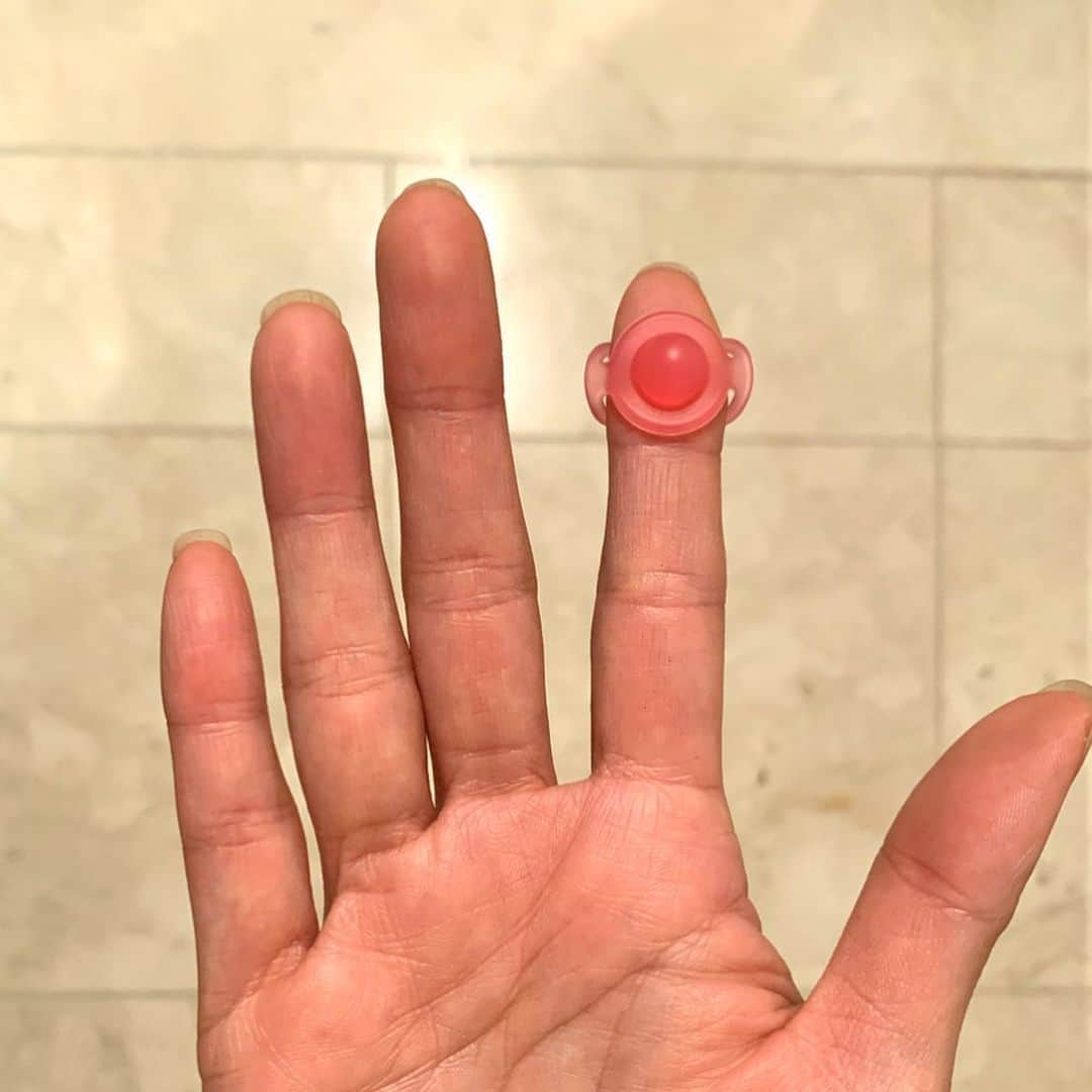 美ST編集部さんのインスタグラム写真 - (美ST編集部Instagram)「【最新号のお知らせ】6月号の発売まであと3日❣️久しぶりに編集部に出社したら、最新号が届いていたので、一足お先にホヤホヤの付録を試してみました😊 増刊についている、顔のツボ押しリング💍「びゆび」。 1枚目👉 人差し指👆🏻に装着。結構フィット感いいです。でも、これで効くのかな？とちょっぴり半信半疑で次へ。 2枚目👉 おこもり美容で久々に復活したお風呂上がりのシートマスク(本日は贅沢にDiorのプレステージを)中にプッシュ💨 ググッと、思っていたよりしっかりツボに入ります。気になる顔ツボが詳しく書かれた誌面を見ながら、ひと通りケア。シートマスクを外した後はスッキリ。顔色もトーンアップしました。シートマスクとの組み合わせは良さそう♡ 3枚目👉 刷り立ての美STは、こんなふうに編集部に届きます📖 2020年はメンテナンスの年！と決めて週1回の整体通いを始めていたのですが、3月半ばからパタリと行けず…。首や肩まわりもかなり気持ちよかったので、人差し指と中指の2本使いにしたく、あと1冊は自腹でポチることにしました‼️皆さんもぜひお試しください🤗 ＊ #美ST編集部 #美ST #美スト #美STWEB #美容 #美魔女 #おうち時間 #家にいよう #stayhome #stayathome #おこもり #おこもり美容 #最新号 #雑誌付録 #びゆび #ツボ押し #マッサージ #リフトアップ #ファンビンビン  #アンチエイジング #美妝 #化妝品 #안티에이징 #編集カンナ . ================ 美容雑誌『美ST』編集部公式Instagramアカウントです！撮影の裏側や、最新コスメ・美容情報、最新号のお知らせなどを配信中。ぜひフォローしてくださいね。 ================」4月15日 0時05分 - be_story_official