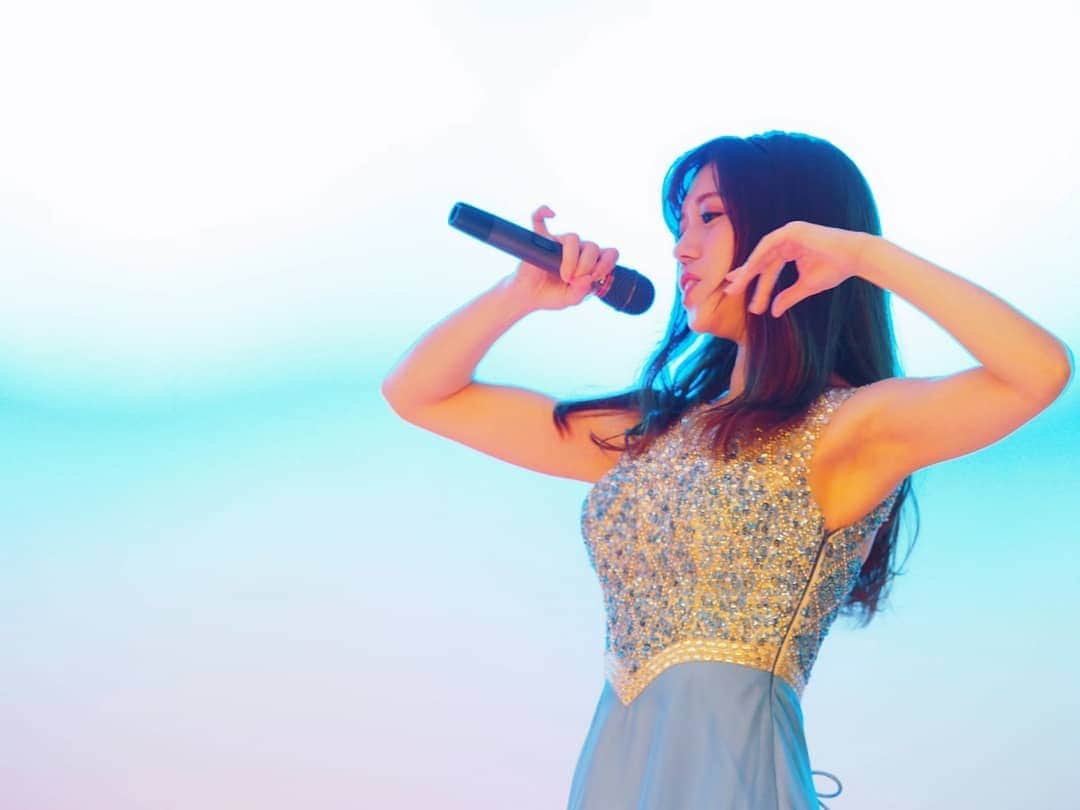 のインスタグラム：「🎼✨💍TIFFANY BLUE? 💙✨🎤✨💍 · 🎙️ステージの時.応援してくれてる人達がいてくれる事が、私をいつも支えてくれてた🥺li今もその時の思い出に支えられています🎙️ · ありがとう🎶#気持ちは #ずっと一緒 🎶おやすみなさい🌼 · 📷いただいた写真💍ティファニーブルー?みたいな色に加工してくれたのかなぁ🎵？そのままなのかなぁ？どっちにしても嬉しい😽 · 📷マイク持ってる#小指 の動き🤔point🤘 · · #瀬戸マドカ #ステージ写真 #歌手 #歌手活動 #上腕二頭筋 #時差スタグラム #昭和歌謡 #ステージ衣装 #ステージメイク #キラキラ #過去pic #singer #dress #tiffanyblue #sweetdreams #goodnight #japanesesinger #japanesemusic #musicjapan #japanmusic #japanesegirl」