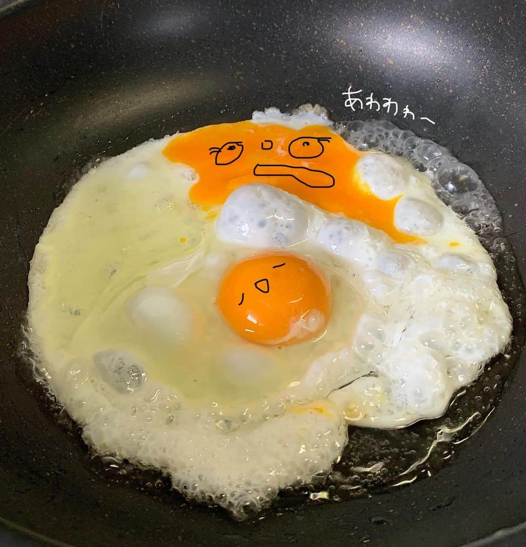 AO のインスタグラム：「🍳 卵摂取するのに、 焼くのめんどくさいから いつも生卵だけど、 目玉焼き焼く余裕もあるね 失敗したがな👵🏻 #おうちASOBI#ouchiasobi#目玉焼き#sunnysideup#落書き」