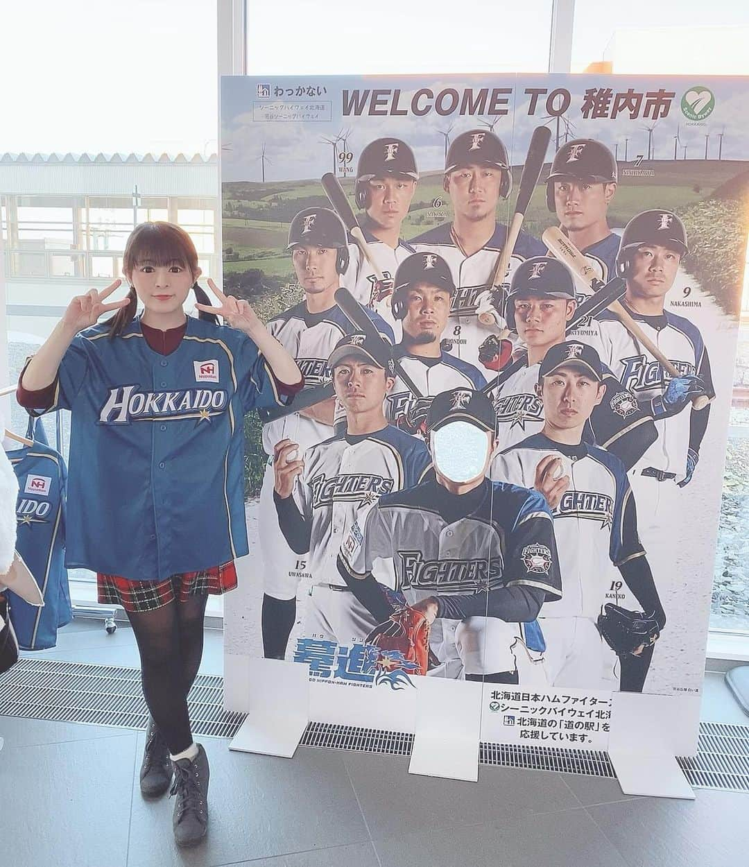 山本かおりさんのインスタグラム写真 - (山本かおりInstagram)「#北海道日本ハムファイターズ﻿ ﻿ ふぁいたーず ⚾️😄🌷﻿ ﻿ ﻿ #野球チーム #일본야구팀 #hokkaidonipponhamfighters #hokkaido #稚内 #wakkanai #홋카이도 #왓카나이  #너무추워 #뽀로로 #japanesegirl #일본인 #일본인뮤지션 #guitargirl #songwriter #山本かおり #일한교류 #한국홍대버스킹 #한국어공부중 #baseballgirl #baseballshirt #日ハム女子」3月22日 9時06分 - mochamocchan