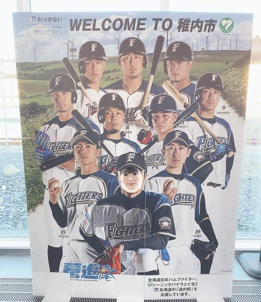 山本かおりさんのインスタグラム写真 - (山本かおりInstagram)「#北海道日本ハムファイターズ﻿ ﻿ ふぁいたーず ⚾️😄🌷﻿ ﻿ ﻿ #野球チーム #일본야구팀 #hokkaidonipponhamfighters #hokkaido #稚内 #wakkanai #홋카이도 #왓카나이  #너무추워 #뽀로로 #japanesegirl #일본인 #일본인뮤지션 #guitargirl #songwriter #山本かおり #일한교류 #한국홍대버스킹 #한국어공부중 #baseballgirl #baseballshirt #日ハム女子」3月22日 9時06分 - mochamocchan