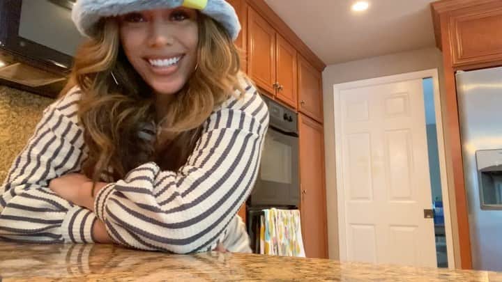 ダイナ・ジェーン・ハンセンのインスタグラム：「classy ratchet in the kitchen head ass 😂😂」