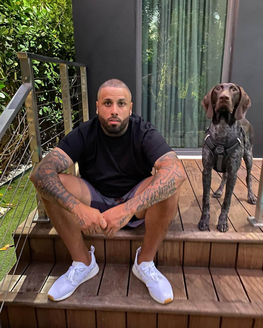 NICKY JAMさんのインスタグラム写真 - (NICKY JAMInstagram)「Le dije a santo que posara pero no se que estaba mirando 🤪」3月22日 9時10分 - nickyjam