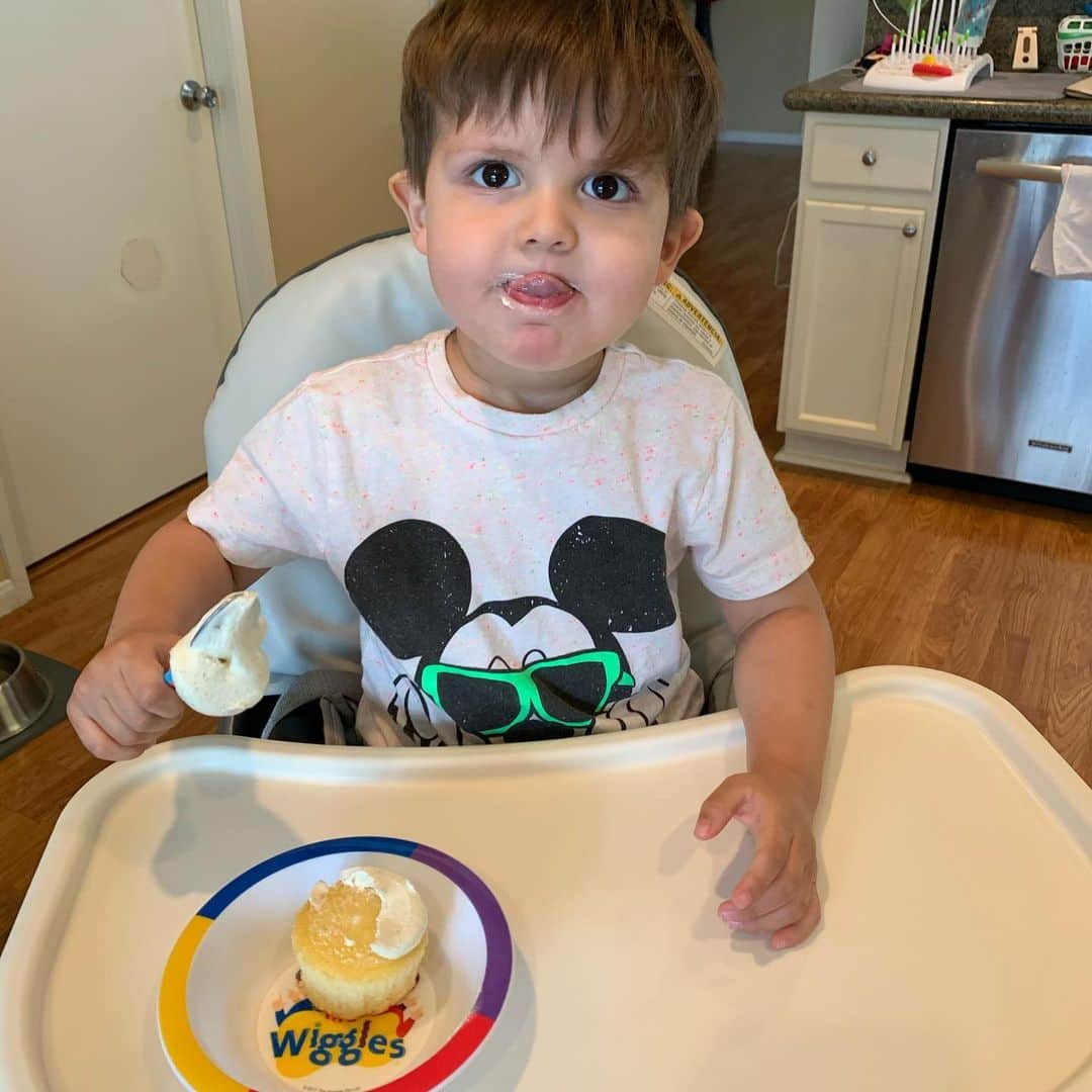 ターニャ・テイトさんのインスタグラム写真 - (ターニャ・テイトInstagram)「Ozzie eating vanilla cupcake. We made it an early birthday cake to me. He loved it as you can tell 😋🎂 When was the last time you ate cake and what was it? 🧁 #cupcake #eatthatfrosting」3月22日 7時43分 - tanyatate