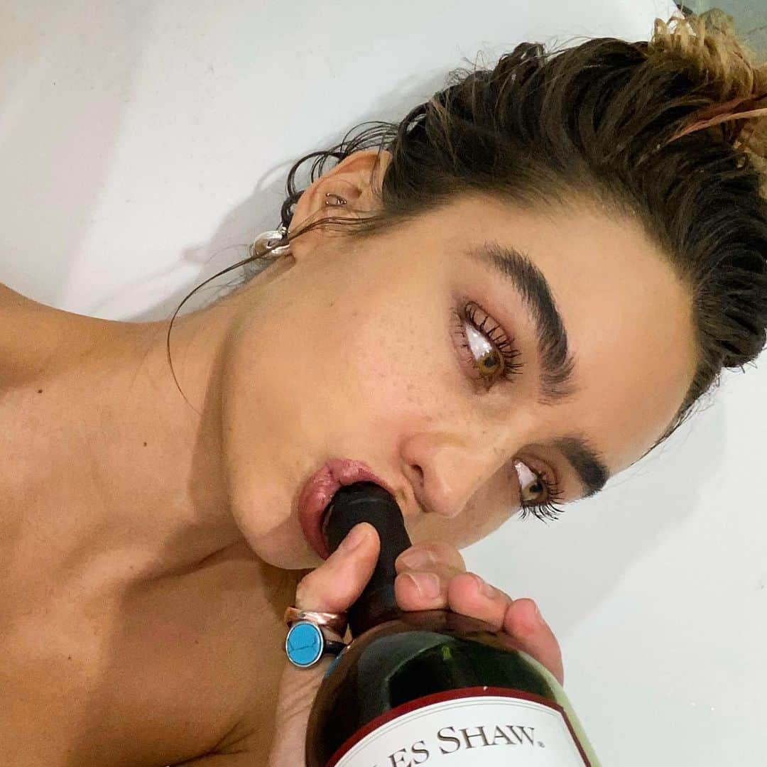 Sommer Rayさんのインスタグラム写真 - (Sommer RayInstagram)「shmoooood 🛀🍷」3月22日 7時43分 - sommerray