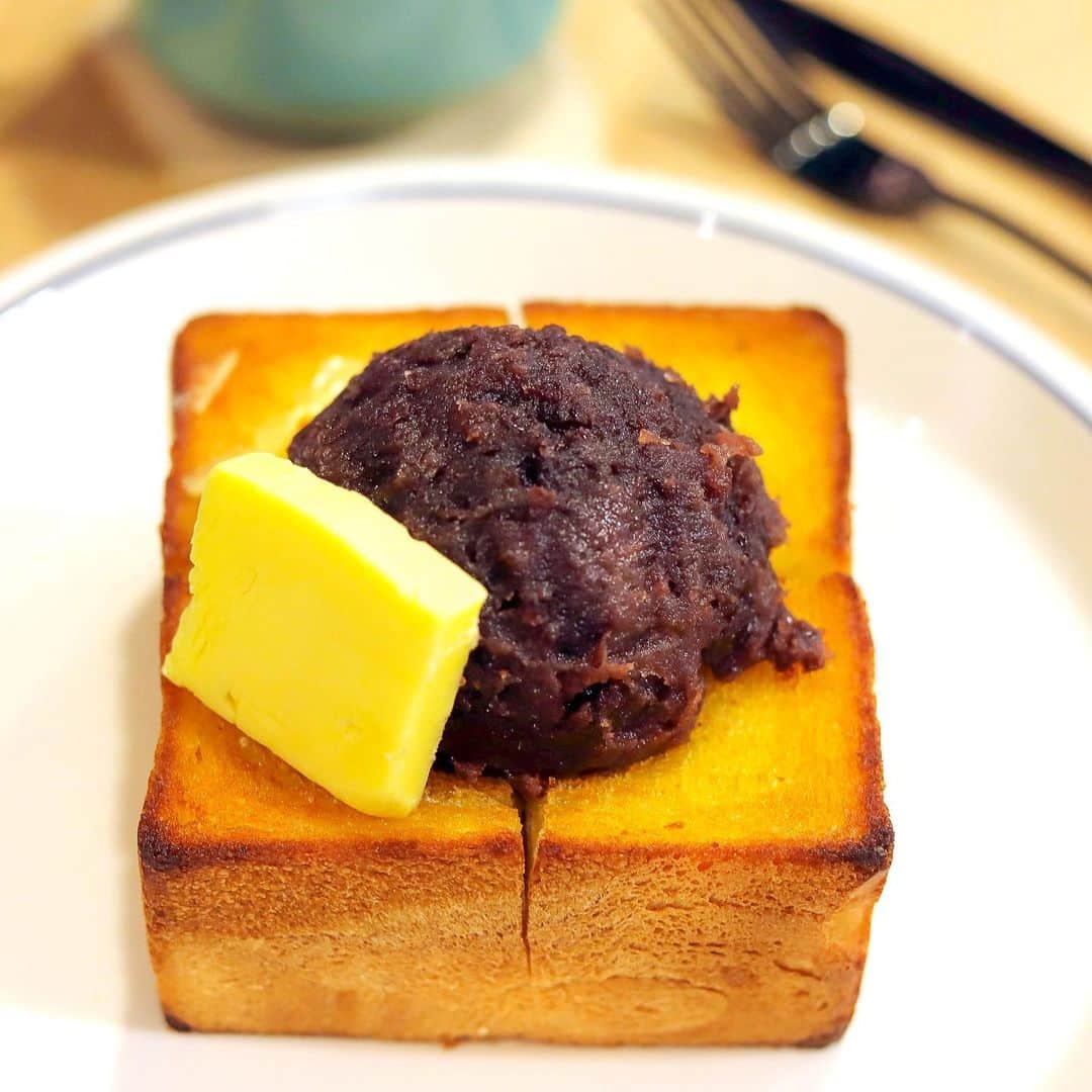 きょん。さんのインスタグラム写真 - (きょん。Instagram)「. .  daily dose coffee  行ったことはないけど 名前だけは知っている ＜D.D.HOUSE＞ を初めて訪れるきっかけを 与えてくれたのは 先日B1にオープンした @dailydosecoffee2020  標高高めな トーストの上には もりもり盛られた あんことバターが🍞  #dailydosecoffee #osaka#toast#japanstyle」3月22日 7時57分 - kyon_tokiiro