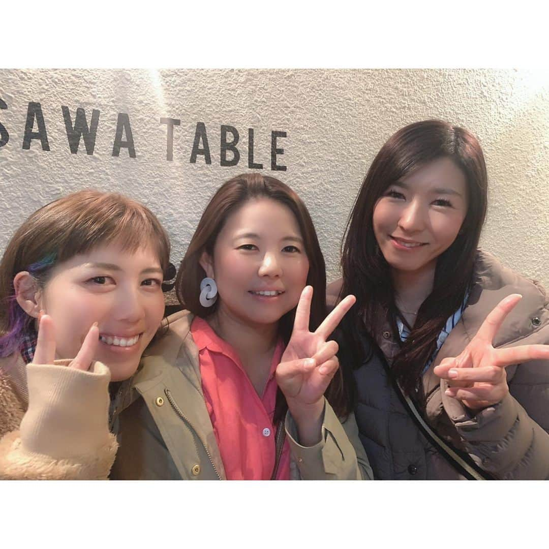 綾田紘子のインスタグラム：「. 昨日は大好きな人たちとご飯してきましたー♡ 法政に入るきっかけになった先輩と、同期で大親友のきみこ💕 話しても話しても時間足りなすぎー😭❤️ . #チーム法政 #好きすぎか」