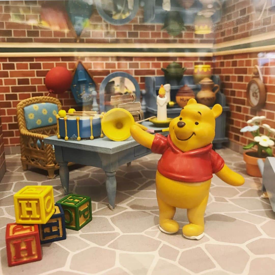 睦のインスタグラム：「きゃぁーっ😍  週刊 Disney ドールハウスは CMで見て 気になってはいましたが。  長期戦になるので、 スルーしてましたが。  なんと、 大型書店内に本物発見。  しかも。  プーさんシリーズのみ 展示してあってっ。  もう正面から 上からと撮りまくりの 怪しいオバさんです😅  だって、 プーさんシリーズのみ ですよぉっ。  もちろん一瞬、 欲しいっ！と思いましたが。  じっくり見倒し、 撮りまくって、 立ち去りました。  展示してくれた 書店のスタッフの方に感謝。  可愛かったっす😚  #ドールハウス  #dollhouse  #週刊  #地下室　 #部屋　 #hunny  #honey  #room  #basement  #はちみつ　 #ディズニー　 #disney  #プーさん　 #プー　 #発見  #遭遇  #くまのプーさん  #テンション上がる  #pooh  #winniethepooh  #プーさんグッズ  #プーちゃん  #hundredacrewoods  #ssw  #作詞家  #artist  #lyricist  #model  #井上睦都実 #睦」
