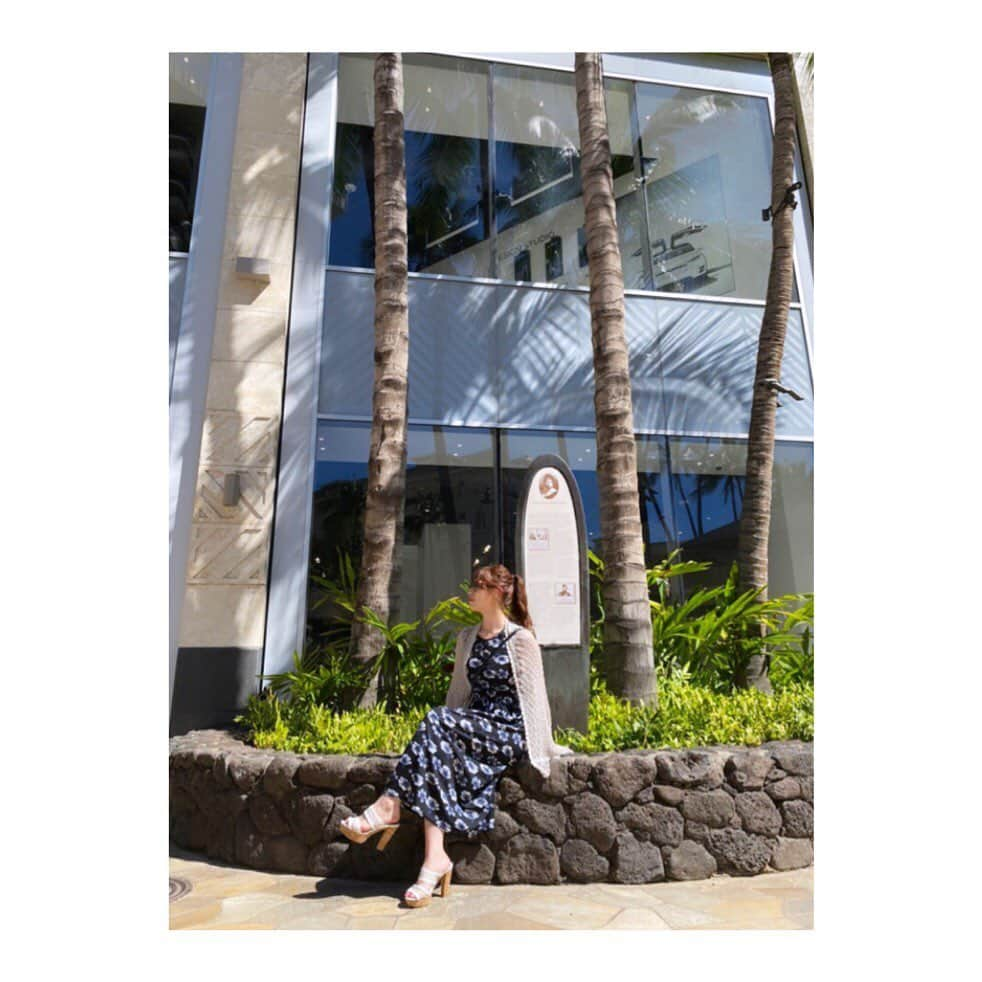 髙田知里さんのインスタグラム写真 - (髙田知里Instagram)「🌺 -Hawaii -🌺 ・ 人生2度目のハワイ♡ ・ みんなで行くハワイは 本当めちゃくちゃ楽しかった✨ ・ 正社員で働くのを2年半前に辞めて独立してからは、やりたかった事がどんどん叶っていってる❣️こんなに充実した毎日が過ごせて本当幸せ🍀って感じる☺️ ・ 正社員で働いてた時は いつか海外に行けたらいいな〜とか 〜だったらいいなー😔 こんな事あんな事出来たらいいなー ってたくさん夢を描きながら勝手に諦めてたけど勇気を持って踏み出してみるとこんなにも楽しい毎日が待ってるなんて♡ ・ みんなによく、私だから出来る事って言われるけど、そんな事本当ないよ😱 ・ 元々かなり安定思考で、正社員当たり前、貯金命！てか、趣味が、貯金🙄くらいだった私だもん😅 ・ でも、ふと気付いた時があって 貯金ばかりしていつ使うの？ 天国にはお金は持っていけないなとか 我慢ばかりしてる人生ってどうなの？って🥺 ・　 一度きりの人生なんだし 本当にやりたい事できない人生でいいのかなっていっぱい考えた結果 ・ だったら後悔のない人生にしょう！ って決意した！ ・ そこから、今後の人生が大きく変わる決断もしたし大変な事も沢山あったけど、結果踏み出して本当よかったって思ってる✨ ・　 私だから出来ることじゃない！ 本人がやりたいと思えば誰にでも出来ることだし、みんな可能性を秘めてるよ✨ ・　 もし何かしたい事があって出来てないなら 一歩踏み出してみて🍀 ・ 一歩踏み出したら怖くない みんな奇跡を起こす力を持っている でも、一歩踏み出さなかったら奇跡は絶対起こらないよ🥺 ・ 一歩踏み出したい方は、プロフィールからLINE@フォローしてね^ ^ ・  #ハワイ旅行 #ハワイインスタ映え#旅行好きな人と繋がりたい #海外旅行 #正社員#脱サラ#奇跡#踏み出す勇気 #最初の一歩 #やらないで後悔するよりやってみる」3月22日 8時24分 - chisat.tt