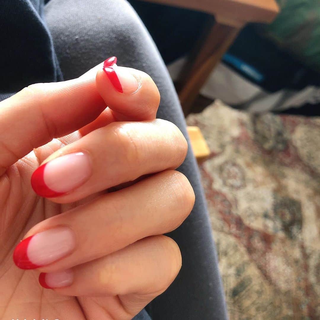 大桑マイミのインスタグラム：「気分あがる❣️❣️❣️ @salonbdaikanyama にて　 ネイル💅＆睫毛エクステチェンジ。  娘はビタミンからのネイル💅を特別許可。　変身！ポーズ。  街の桜🌸が綺麗に咲いてきた。 元気になる色景色。」