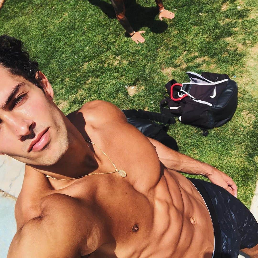 Steven Kellyのインスタグラム：「Another home workout complete ✔️ I’m hoping everyone is staying HOME and HEALTHY during this difficult time. Let’s come together and focus on what we do have. Family, friends, laughter, love and most of all hope... 🙏🏽」
