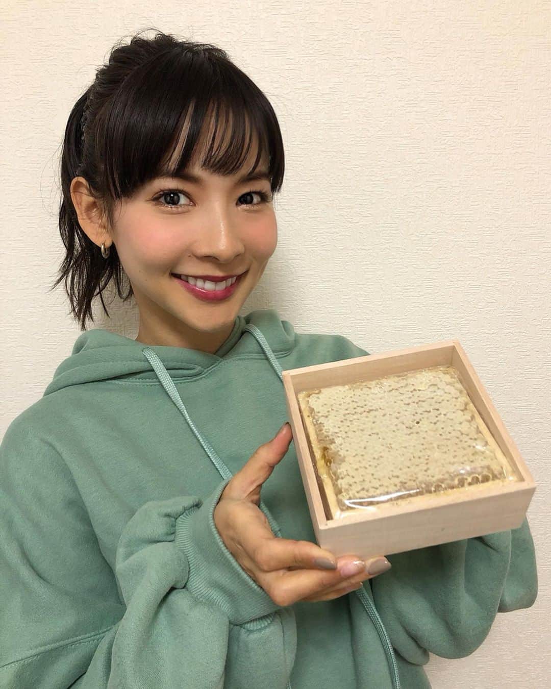 阪本智子さんのインスタグラム写真 - (阪本智子Instagram)「💝♡ ホワイトデーのお返しは お願いして#巣みつ を貰いました🐝❤ 素ごと食べられるハチミツ🐝 最高に美味しい(⸝⸝⸝ᵒ̴̶̷̥́ ꒳​ ᵒ̴̶̷̣̥̀⸝⸝⸝)✨ #プロポリス たっぷり!! ＊ #honey #propolis #bee #whiteday  #honeycomb  #ハチミツ #蜂 #コムハニー #ホワイトデー #素敵なプレゼント #美味しい #美容 #阪本智子」3月22日 8時35分 - tomoko_sakamoto423