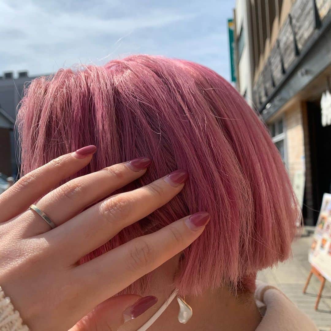 山川春奈さんのインスタグラム写真 - (山川春奈Instagram)「また時差投稿になってしまいますが、先日人生初の伊勢神宮にお参りに行って参りました⛩  去年から @tomo_shibata ちゃんと行きたいねと話してはいたのですが、このタイミングで誘ってもらったの本当に良かったなぁと！  写真でもわかると思うのですが、物凄く緑と空気が気持ち良い場所で、パワースポット感満載。こう書くとポップに聞こえてしまうけど、厳かでとても心が落ち着く不思議な場所でした！  個人的なお願いはしてはいけなかったので、コロナの収束と世界平和を祈ってきました。  お宿も素敵だったし、帰りの新幹線もガラガラで空いていたし、とても快適な旅になりました✨  観光客は若干減っているみたいですが、参拝してる方は多くいて、皆個人のお願いではなく、コロナ収束や世界平和についてお祈りしてるのだなぁと思うと心穏やかになりました。  週末良い天気だから皆さんも気持ちよく過ごすことが出来ます様に🌸  #伊勢神宮　#おいせさん #あかふく #斎王の宮」3月22日 8時39分 - anurah0511