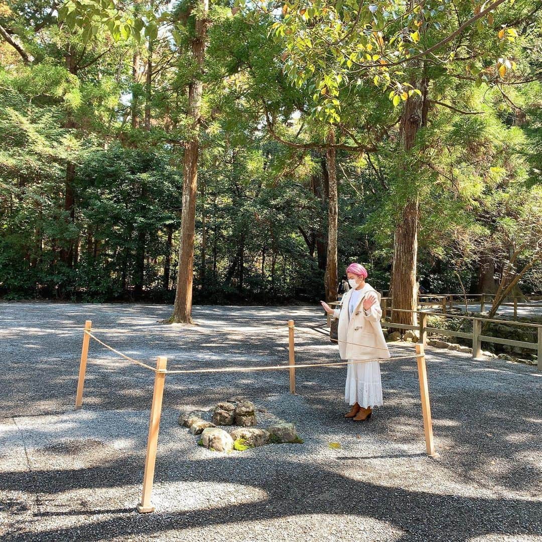 山川春奈さんのインスタグラム写真 - (山川春奈Instagram)「また時差投稿になってしまいますが、先日人生初の伊勢神宮にお参りに行って参りました⛩  去年から @tomo_shibata ちゃんと行きたいねと話してはいたのですが、このタイミングで誘ってもらったの本当に良かったなぁと！  写真でもわかると思うのですが、物凄く緑と空気が気持ち良い場所で、パワースポット感満載。こう書くとポップに聞こえてしまうけど、厳かでとても心が落ち着く不思議な場所でした！  個人的なお願いはしてはいけなかったので、コロナの収束と世界平和を祈ってきました。  お宿も素敵だったし、帰りの新幹線もガラガラで空いていたし、とても快適な旅になりました✨  観光客は若干減っているみたいですが、参拝してる方は多くいて、皆個人のお願いではなく、コロナ収束や世界平和についてお祈りしてるのだなぁと思うと心穏やかになりました。  週末良い天気だから皆さんも気持ちよく過ごすことが出来ます様に🌸  #伊勢神宮　#おいせさん #あかふく #斎王の宮」3月22日 8時39分 - anurah0511