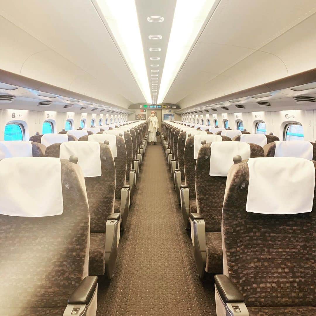 山川春奈さんのインスタグラム写真 - (山川春奈Instagram)「また時差投稿になってしまいますが、先日人生初の伊勢神宮にお参りに行って参りました⛩  去年から @tomo_shibata ちゃんと行きたいねと話してはいたのですが、このタイミングで誘ってもらったの本当に良かったなぁと！  写真でもわかると思うのですが、物凄く緑と空気が気持ち良い場所で、パワースポット感満載。こう書くとポップに聞こえてしまうけど、厳かでとても心が落ち着く不思議な場所でした！  個人的なお願いはしてはいけなかったので、コロナの収束と世界平和を祈ってきました。  お宿も素敵だったし、帰りの新幹線もガラガラで空いていたし、とても快適な旅になりました✨  観光客は若干減っているみたいですが、参拝してる方は多くいて、皆個人のお願いではなく、コロナ収束や世界平和についてお祈りしてるのだなぁと思うと心穏やかになりました。  週末良い天気だから皆さんも気持ちよく過ごすことが出来ます様に🌸  #伊勢神宮　#おいせさん #あかふく #斎王の宮」3月22日 8時39分 - anurah0511