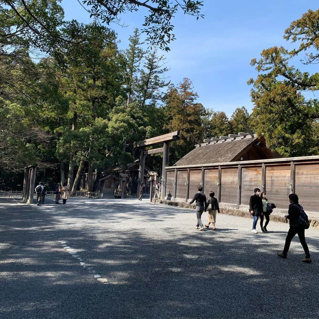 山川春奈さんのインスタグラム写真 - (山川春奈Instagram)「また時差投稿になってしまいますが、先日人生初の伊勢神宮にお参りに行って参りました⛩  去年から @tomo_shibata ちゃんと行きたいねと話してはいたのですが、このタイミングで誘ってもらったの本当に良かったなぁと！  写真でもわかると思うのですが、物凄く緑と空気が気持ち良い場所で、パワースポット感満載。こう書くとポップに聞こえてしまうけど、厳かでとても心が落ち着く不思議な場所でした！  個人的なお願いはしてはいけなかったので、コロナの収束と世界平和を祈ってきました。  お宿も素敵だったし、帰りの新幹線もガラガラで空いていたし、とても快適な旅になりました✨  観光客は若干減っているみたいですが、参拝してる方は多くいて、皆個人のお願いではなく、コロナ収束や世界平和についてお祈りしてるのだなぁと思うと心穏やかになりました。  週末良い天気だから皆さんも気持ちよく過ごすことが出来ます様に🌸  #伊勢神宮　#おいせさん #あかふく #斎王の宮」3月22日 8時39分 - anurah0511