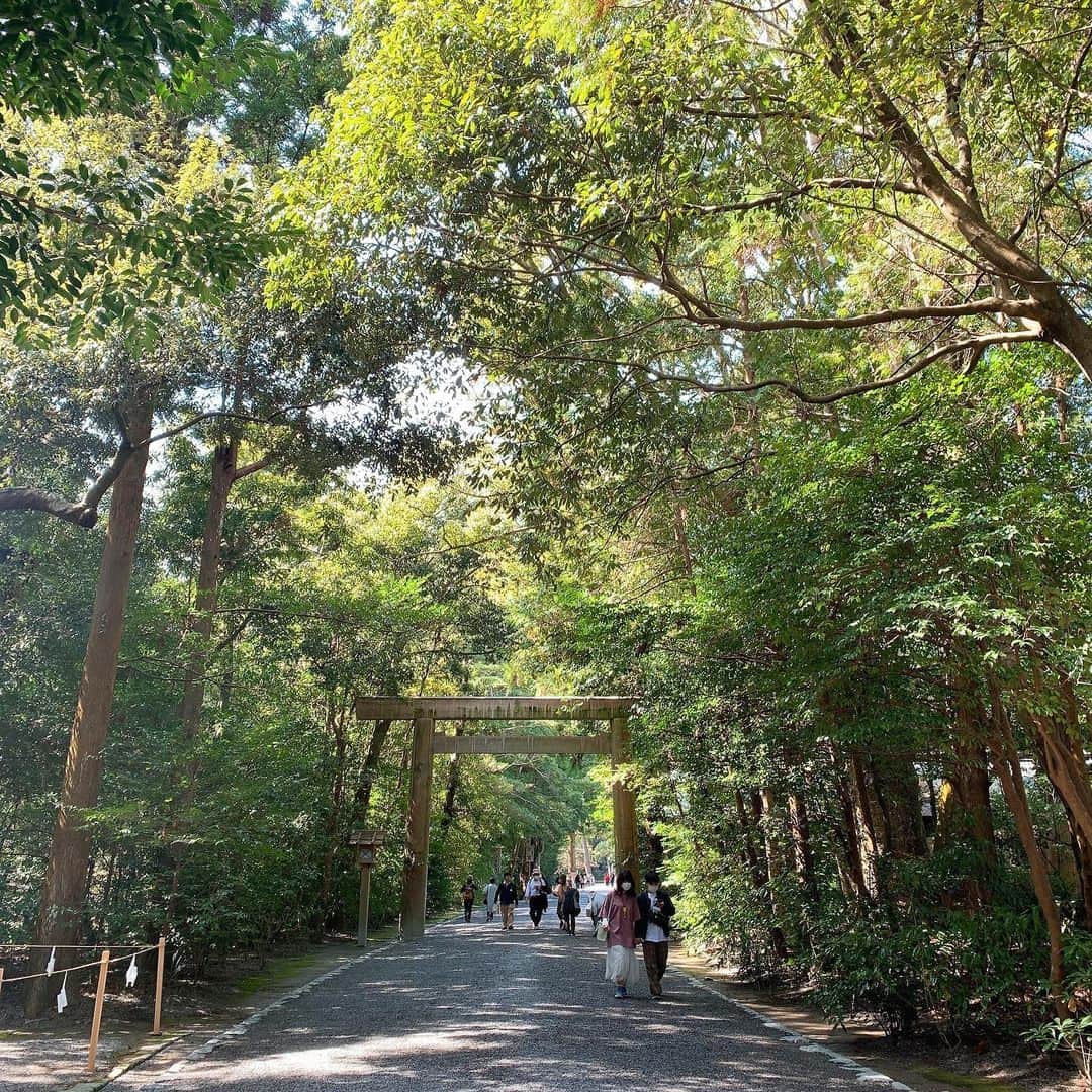 山川春奈さんのインスタグラム写真 - (山川春奈Instagram)「また時差投稿になってしまいますが、先日人生初の伊勢神宮にお参りに行って参りました⛩  去年から @tomo_shibata ちゃんと行きたいねと話してはいたのですが、このタイミングで誘ってもらったの本当に良かったなぁと！  写真でもわかると思うのですが、物凄く緑と空気が気持ち良い場所で、パワースポット感満載。こう書くとポップに聞こえてしまうけど、厳かでとても心が落ち着く不思議な場所でした！  個人的なお願いはしてはいけなかったので、コロナの収束と世界平和を祈ってきました。  お宿も素敵だったし、帰りの新幹線もガラガラで空いていたし、とても快適な旅になりました✨  観光客は若干減っているみたいですが、参拝してる方は多くいて、皆個人のお願いではなく、コロナ収束や世界平和についてお祈りしてるのだなぁと思うと心穏やかになりました。  週末良い天気だから皆さんも気持ちよく過ごすことが出来ます様に🌸  #伊勢神宮　#おいせさん #あかふく #斎王の宮」3月22日 8時39分 - anurah0511