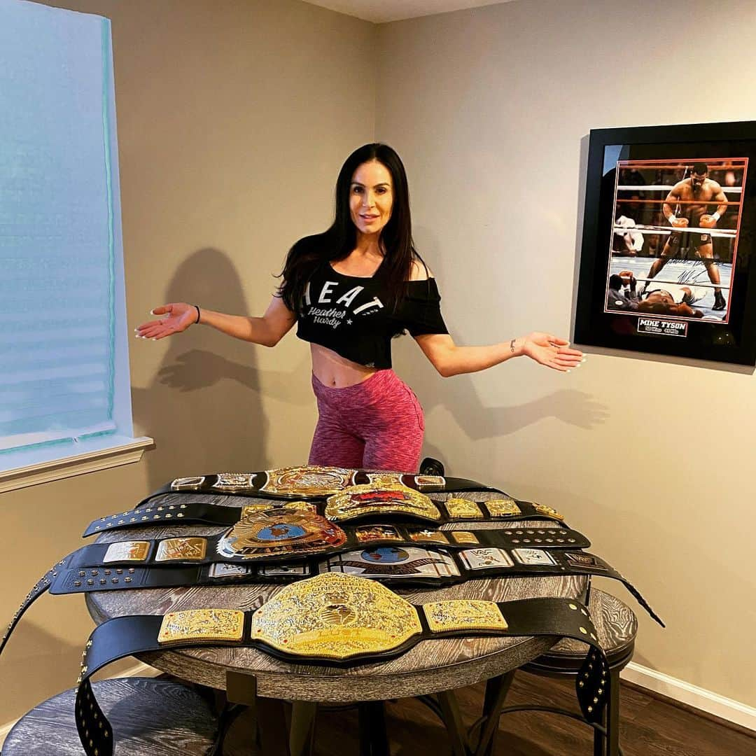 Kendra Lustさんのインスタグラム写真 - (Kendra LustInstagram)「#KendraAtHome #TheChamp of my neighborhood 😜 check out the @miketyson pic behind me even signed🙌🏻 #stayhomechallenge check out @fandubelts for your own belts. #saturdayvibes」3月22日 8時42分 - kendralust