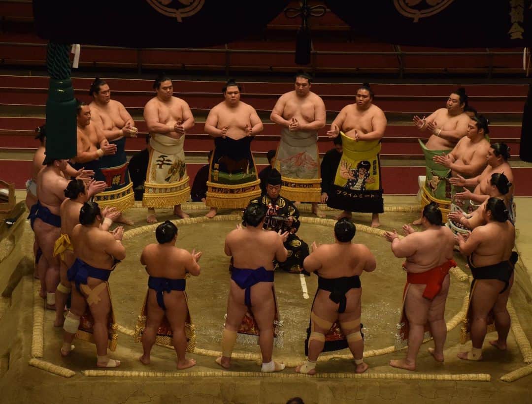 日本相撲協会さんのインスタグラム写真 - (日本相撲協会Instagram)「幕内土俵入り。﻿ 今場所ならではの上からアングルです👀﻿ ﻿  @sumokyokai  #sumo  #相撲  #力士 #お相撲さん #大相撲  #大阪場所  #三月場所 #春場所 #エディオンアリーナ大阪 #大阪府立体育館 #なんば  #３月 #幕内土俵入り #化粧廻し」3月22日 8時48分 - sumokyokai