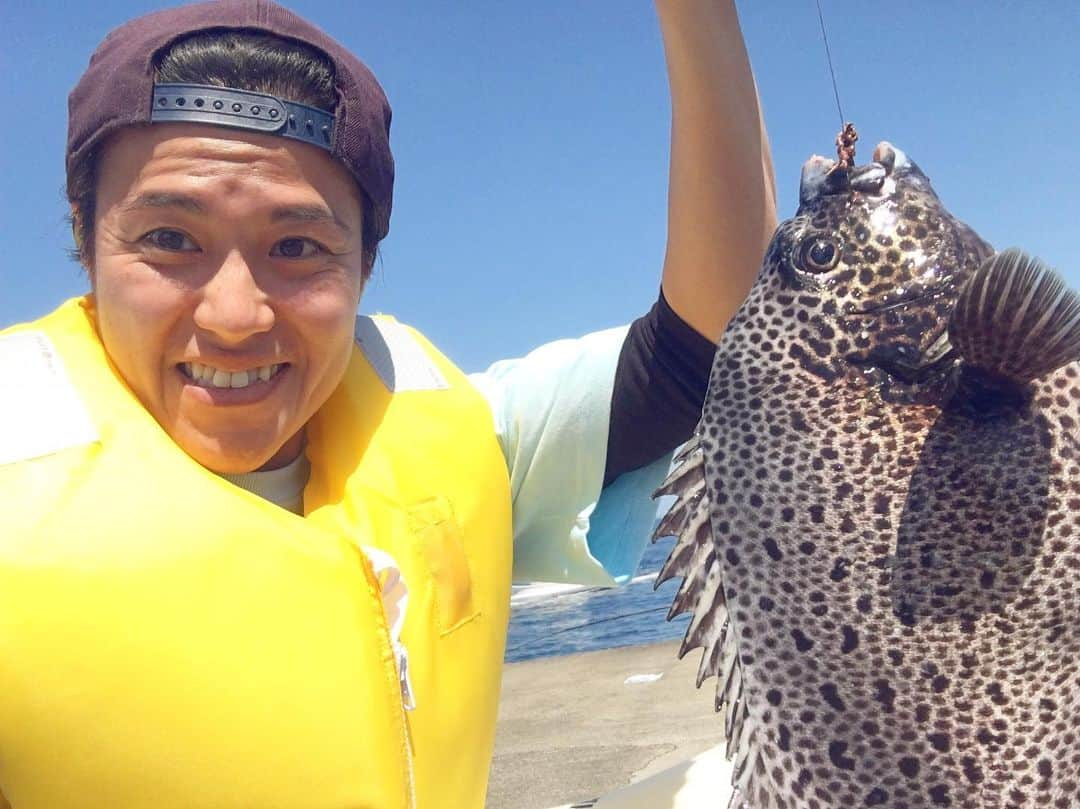 本多洸亮さんのインスタグラム写真 - (本多洸亮Instagram)「釣れた‼︎‼︎ 鹿児島県屋久島でイシガキ狙ってますよ👏 鹿児島ってホント良いところだ！！ 釣り最高🎣 日焼けで顔痛いぜ！！ #鹿児島県　 #屋久島 #安房 #イシガキダイ  #磯王様 #みんなで13枚 #男合宿 #こChannel #撮影 #shimano」3月22日 9時01分 - kosuke_k42