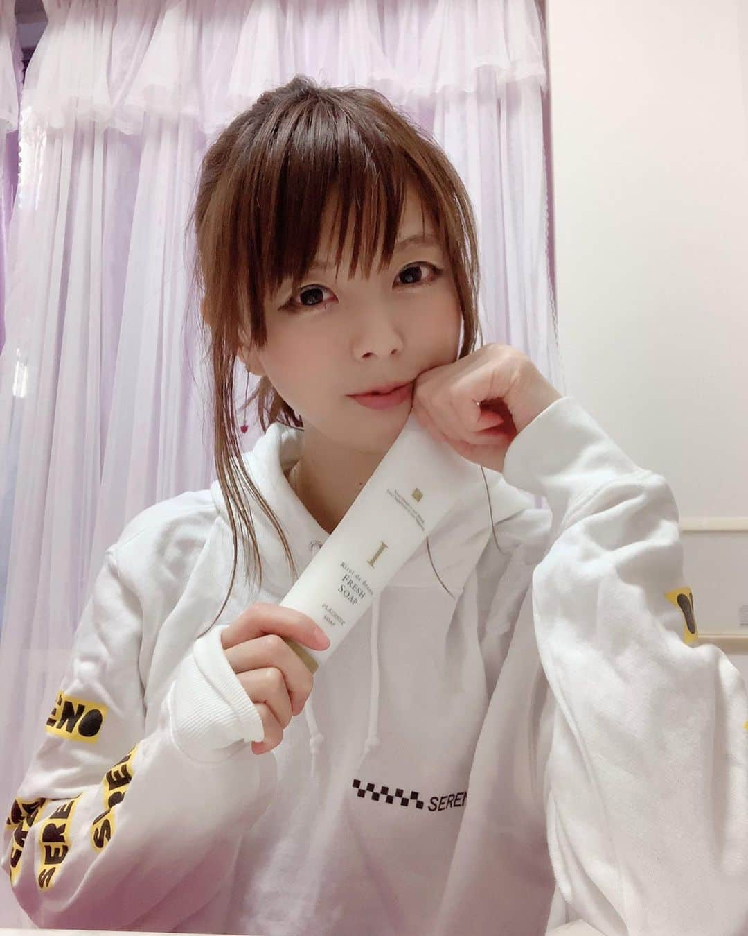 satomiさんのインスタグラム写真 - (satomiInstagram)「ついにリニューアル📣  @kireidelab 様のプラセンタソープ🧼 * * すっごくしっかりした泡なのでゴシゴシしすぎることもないから保湿抜群だよ☁️☁️ * 汚れもしっかり吸着してくれるから お肌もいつも清潔〜もちもち〜¨̮♡︎ *  #キレイデラボ  #キレイデラボ公認アンバサダー  #キレイデボーテフレッシュソープ  #キレイデボーテ #PR #さとまの美容記録 #パーカー女子 #今日のコーデ  #洗顔 #お家コーデ #美肌 #引き込もり  #お家が好き #人見知り女子　 #フレッシュソープ　 #生石鹸　 #美肌作り　 #洗顔フォーム」3月22日 9時01分 - saatoomii47