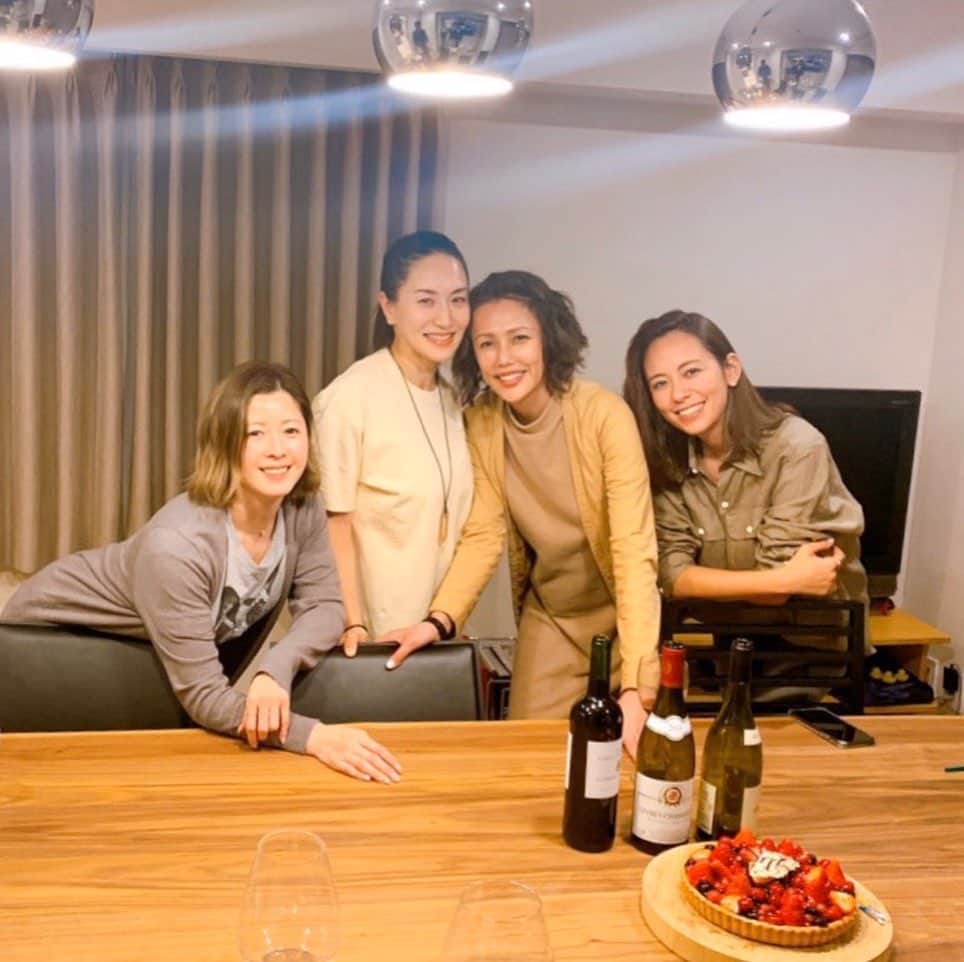亀恭子のインスタグラム：「休日の夜。 . . . @yukaashikari コース料理。 今回も美味しすぎた❤︎ 楽しかった❤︎ おうちってイイですね . . 8割お野菜のメニューでヘルシーなのもありがたい^ ^ . . いつも通り話は盛り上がりまくり 嬉し楽しい幸せな夜^ ^ . . #someday #weekend #homeparty #yammy #fun #happy #❤︎」