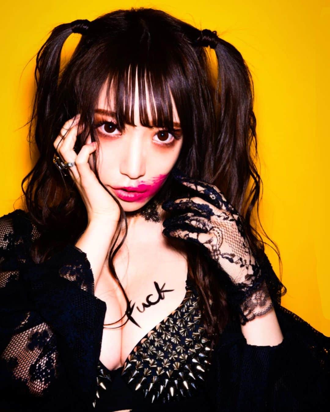 清水あいりさんのインスタグラム写真 - (清水あいりInstagram)「誰…？ かっこよくないですか？💕 カメラマン 高橋優也さんにめちゃくちゃかっこよく素敵に撮って頂きました📷  ヘアメイクも衣装もペイント？も全てがかっこよくってしゅごい。 改めてありがとうございました。 #fuck」3月22日 0時09分 - shimizuairi