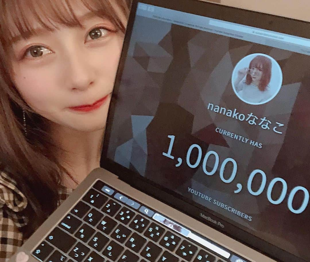 ななこさんのインスタグラム写真 - (ななこInstagram)「3月21日　チャンネル登録者100万人突破しました！！！！ やばいよ人生で夢の100万人到達できるとは思ってなかった、、 ありがとう！！！！！！！！１ 初めてこんなに夢中になれて、毎日不思議とワクワクしてて、YouTubeに出会えて本当に良かった！ 全ての方に感謝します、😻 ありがとう、、号泣極めてるからお風呂入ってくる、、また文章あげなおします🥰（笑）はやくつたえたくて」3月22日 0時27分 - _nana._.com_