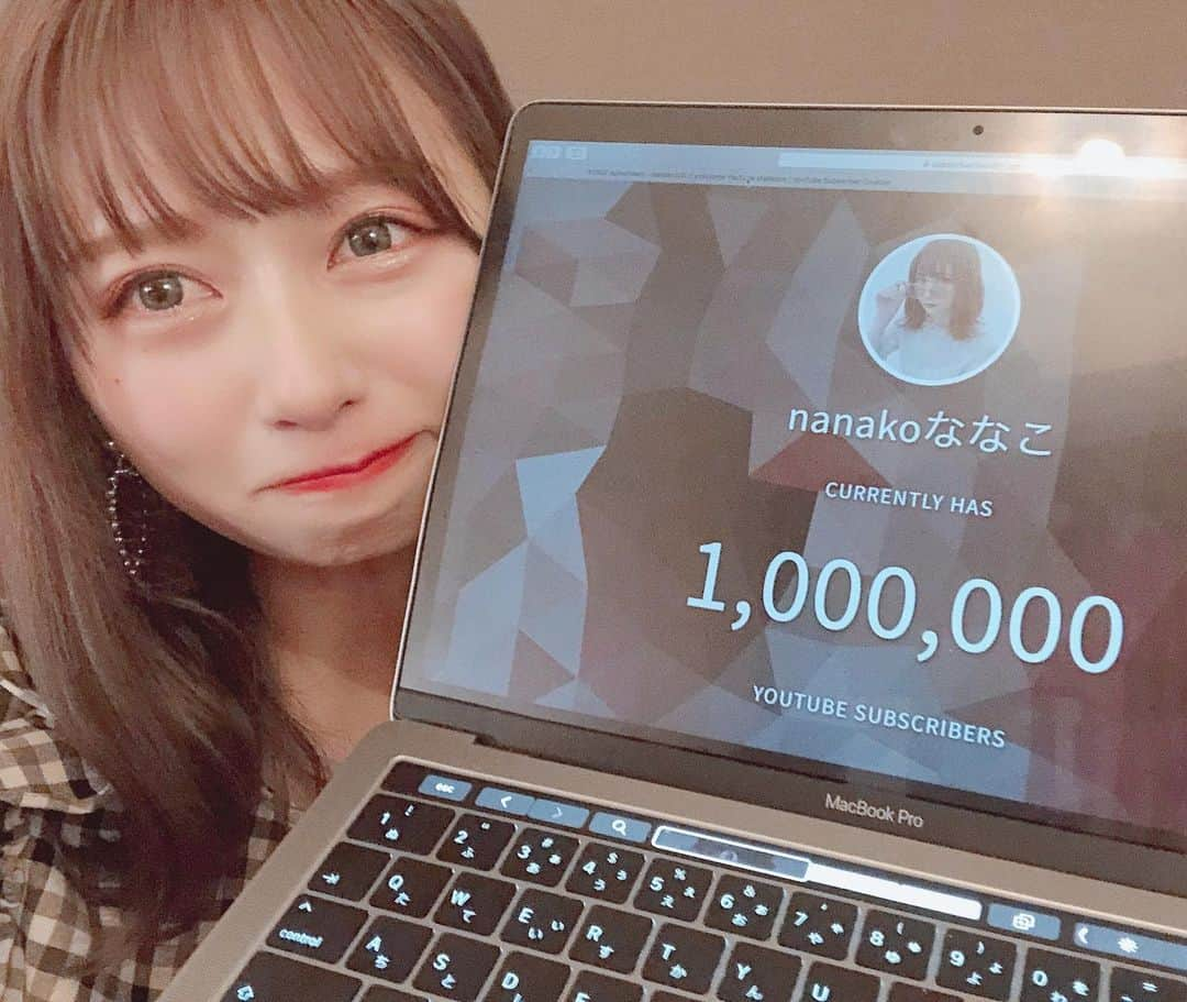 ななこさんのインスタグラム写真 - (ななこInstagram)「3月21日　チャンネル登録者100万人突破しました！！！！ やばいよ人生で夢の100万人到達できるとは思ってなかった、、 ありがとう！！！！！！！！１ 初めてこんなに夢中になれて、毎日不思議とワクワクしてて、YouTubeに出会えて本当に良かった！ 全ての方に感謝します、😻 ありがとう、、号泣極めてるからお風呂入ってくる、、また文章あげなおします🥰（笑）はやくつたえたくて」3月22日 0時27分 - _nana._.com_