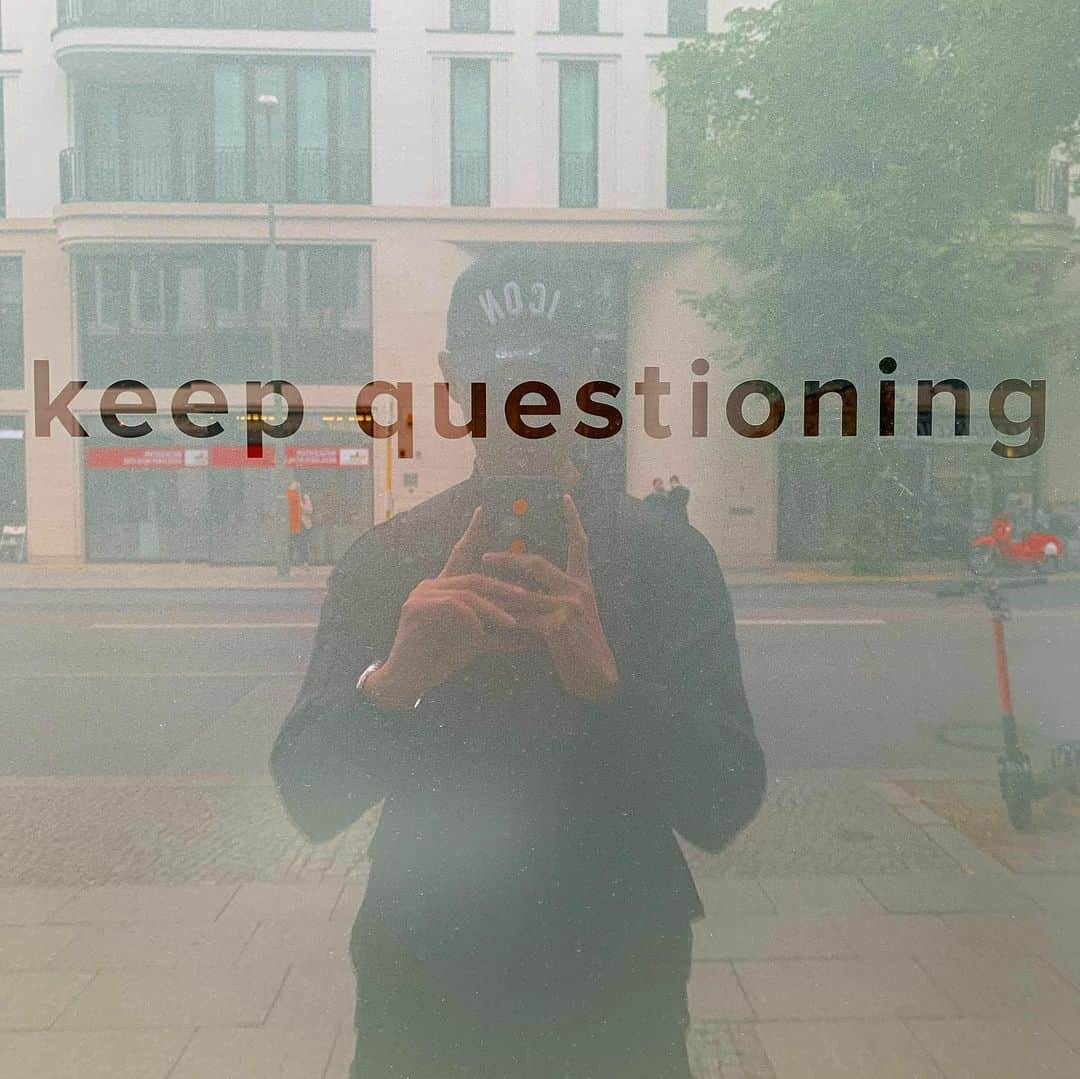 下山裕貴のインスタグラム：「Keep questioning.  Quote I met in Berlin. #berlin #germany #keepquestioning」