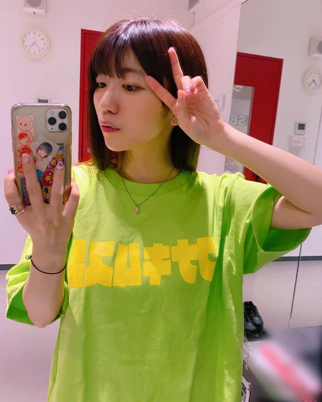 ぱいぱいでか美のインスタグラム：「入部しました。 ꙳ #フナキムス部 ꙳ 現場でよく会うおとももちの方のTシャツ！ 仲間に入れてもらいました。笑 こんなに打ち込める部活ないやろ。 結ちゃん写真集発売も発表されたし楽しみだなー。 エアSATOYAMA2日目終了。 BEYOOOOONDSのビヨーンが聴けたひなフェス！ あとスマホにいるのありぼぼです。 家行ったら証明写真くれました(なんで？)」